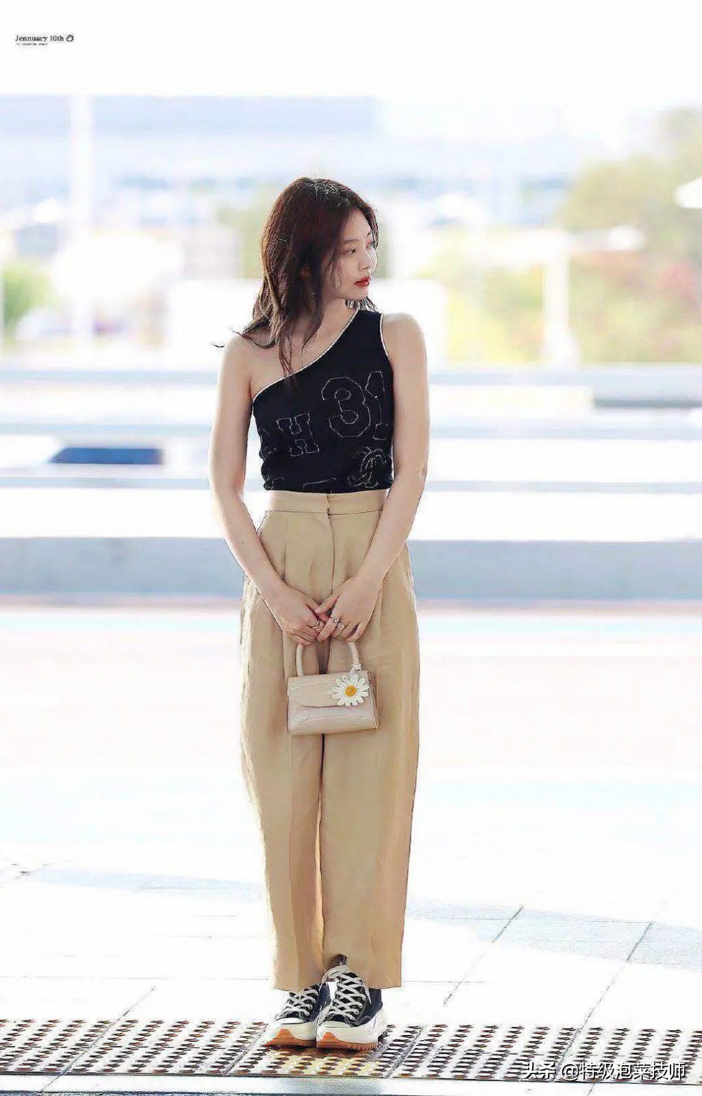 jennie露脐装排练,jennie超短裙造型被吐槽