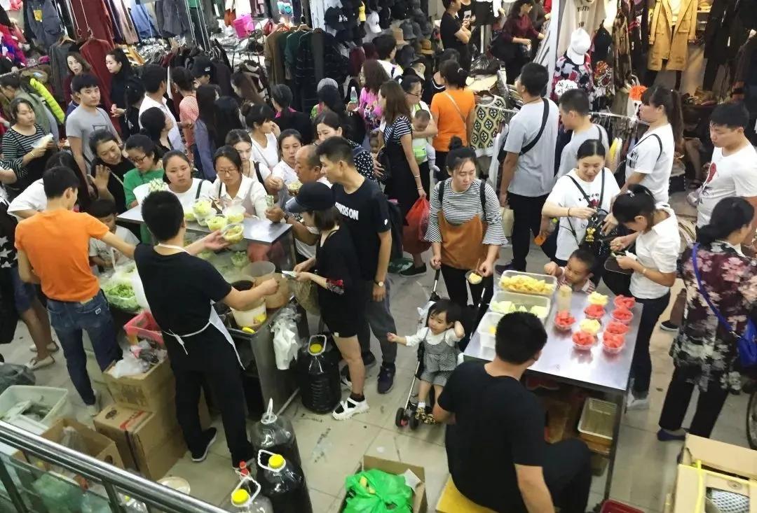 街头卖凉皮创业,90后卖凉皮创业女孩