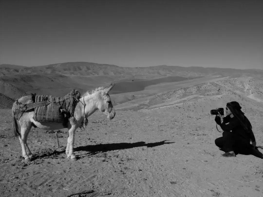25年前，一个日本人带着天价衣服到中国，给西北人拍了一批硬照