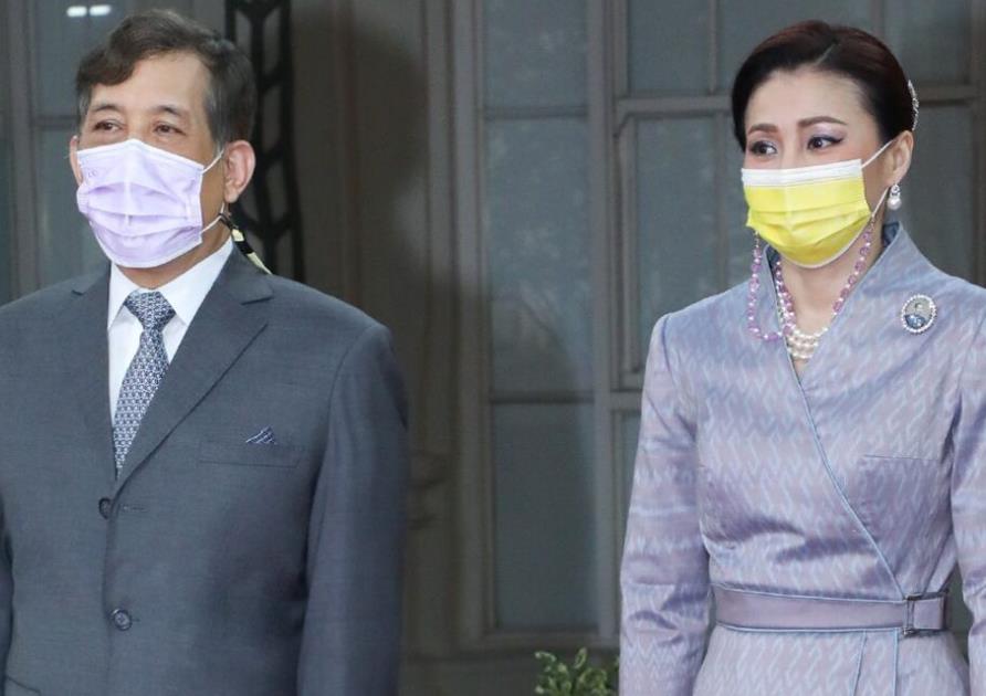 68岁泰王给玉佛擦身,泰国玉佛