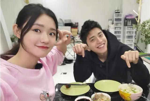 比起老男人，她果然还是更爱富二代啊