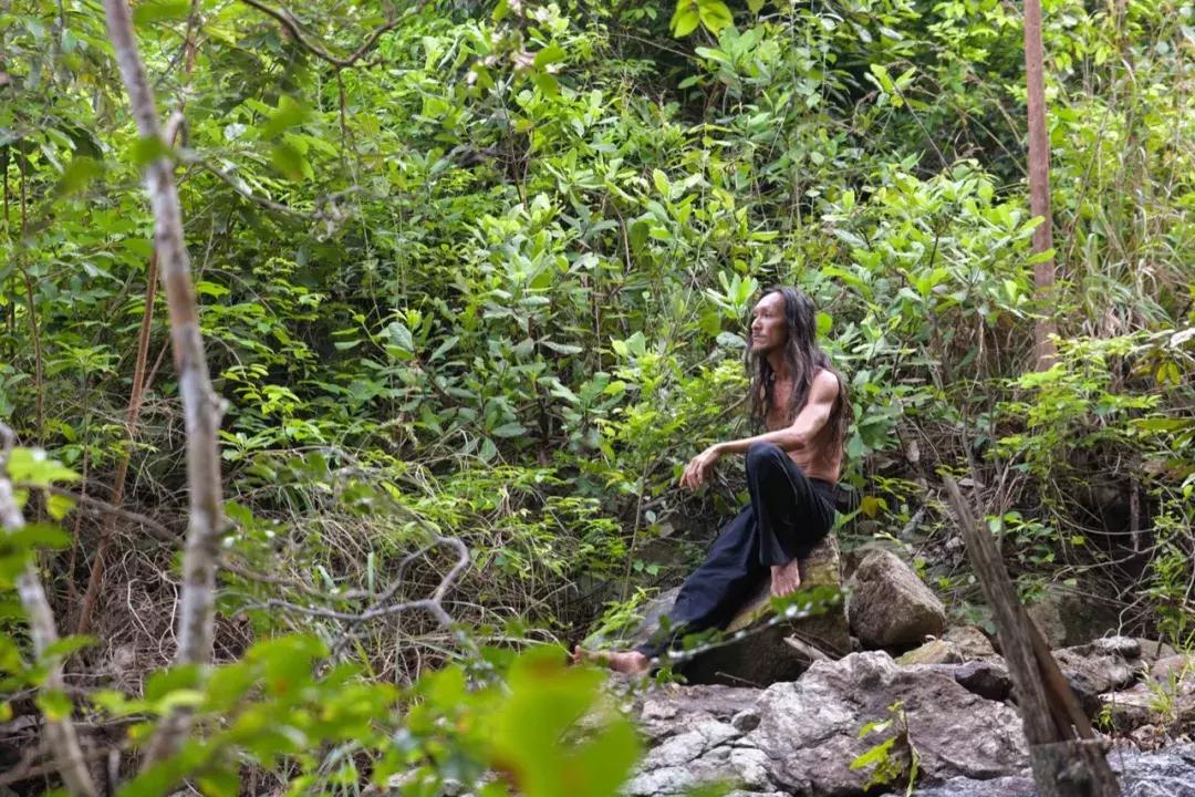 他卖掉豪宅搬进山洞,做出一个全世界风景最好的厕所