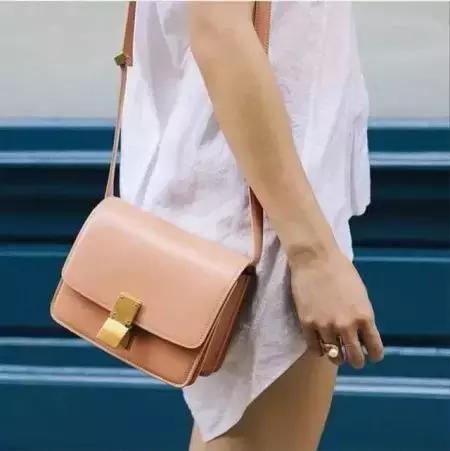 celine豆腐包保值吗,celine豆腐包每年有什么颜色