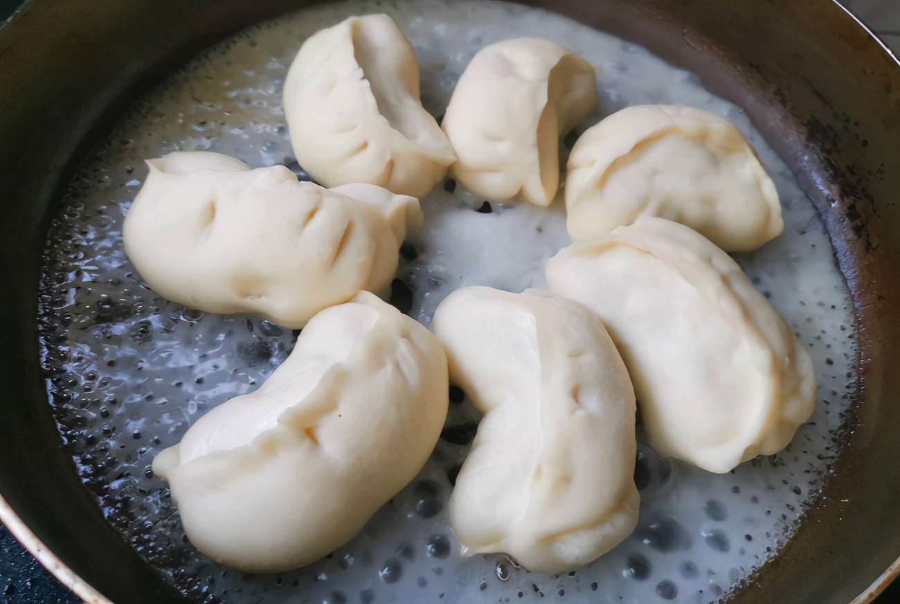 水煎包怎么做才好吃？分享详细制作过程，松软鲜香，底部焦黄不糊