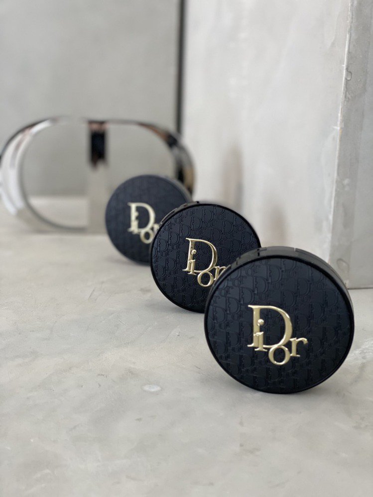 又被烧！雾黑Dior缇花压印气垫粉饼低调奢华，元旦开抢