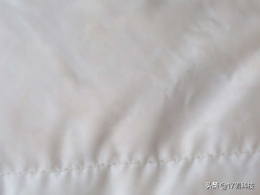 羽绒服沾了污渍,羽绒服油渍清洁免洗