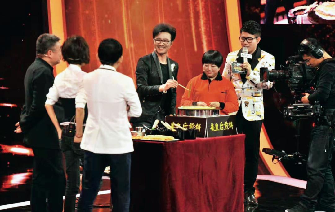 摊煎饼月入10万的大姐,摊煎饼年入三百万