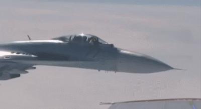 即使机毁人亡，也要找刺激！为何俄飞行员总爱杂耍式飞行选技巧