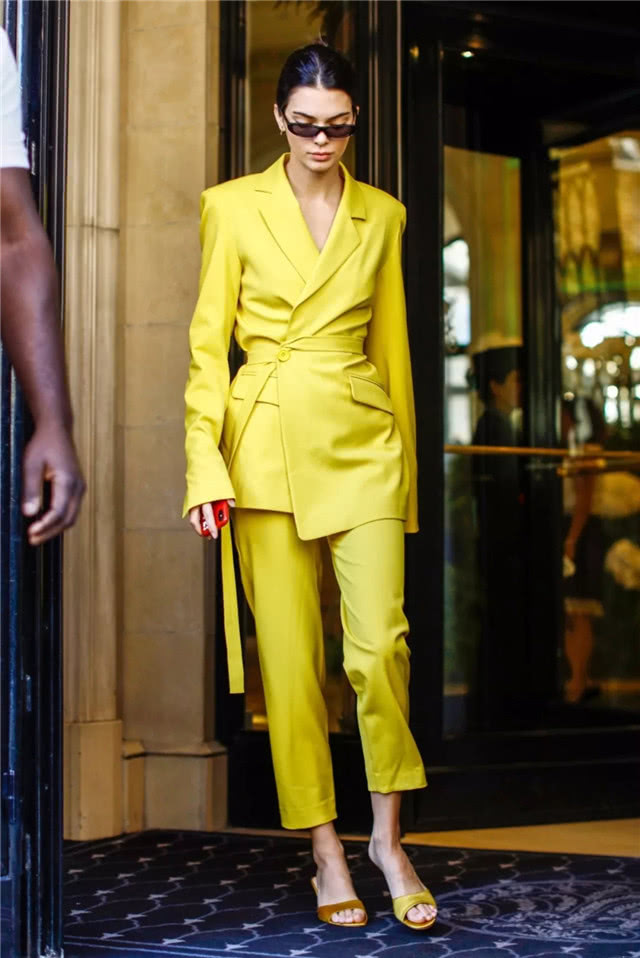 穿条背带就敢出门，侧身时让人倒吸一口气