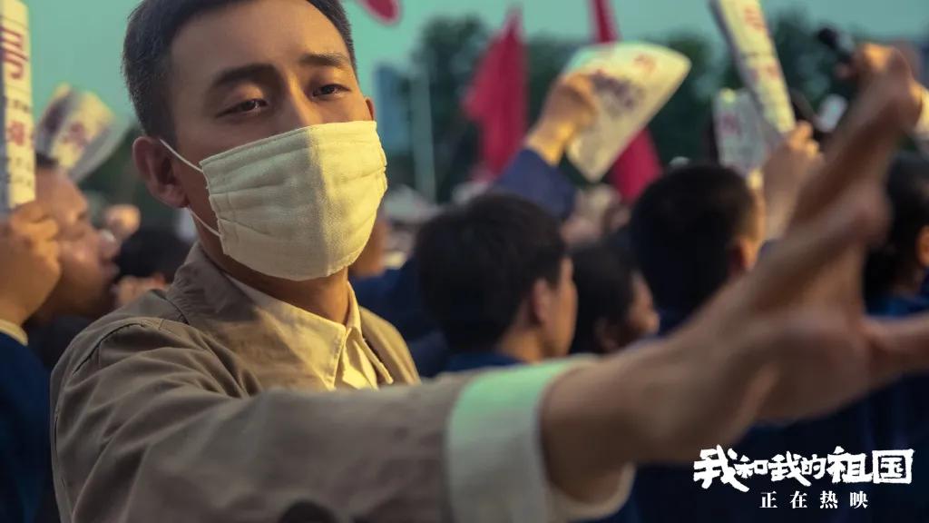 抢劫lv砸玻璃,抢劫lv包搞笑视频粤语