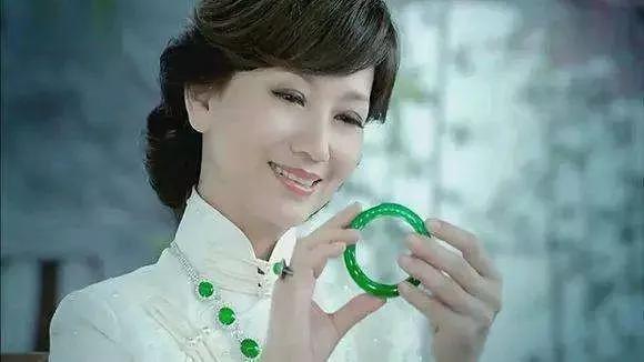 为什么年轻人喜欢买奢侈品,为什么年轻人爱买二手奢侈品