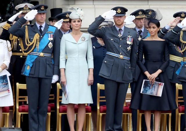 梅根和凯特尴尬同框照片,凯特梅根最后一次同框