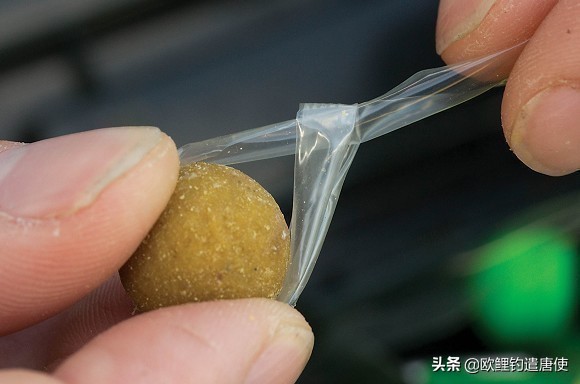 外国人钓鱼打窝技巧,老外用超大饵钓鱼