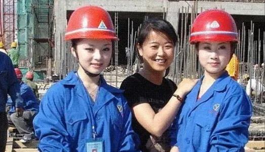 谁说工地上没有美女，这些90后美女在工地上班，工资还比你高