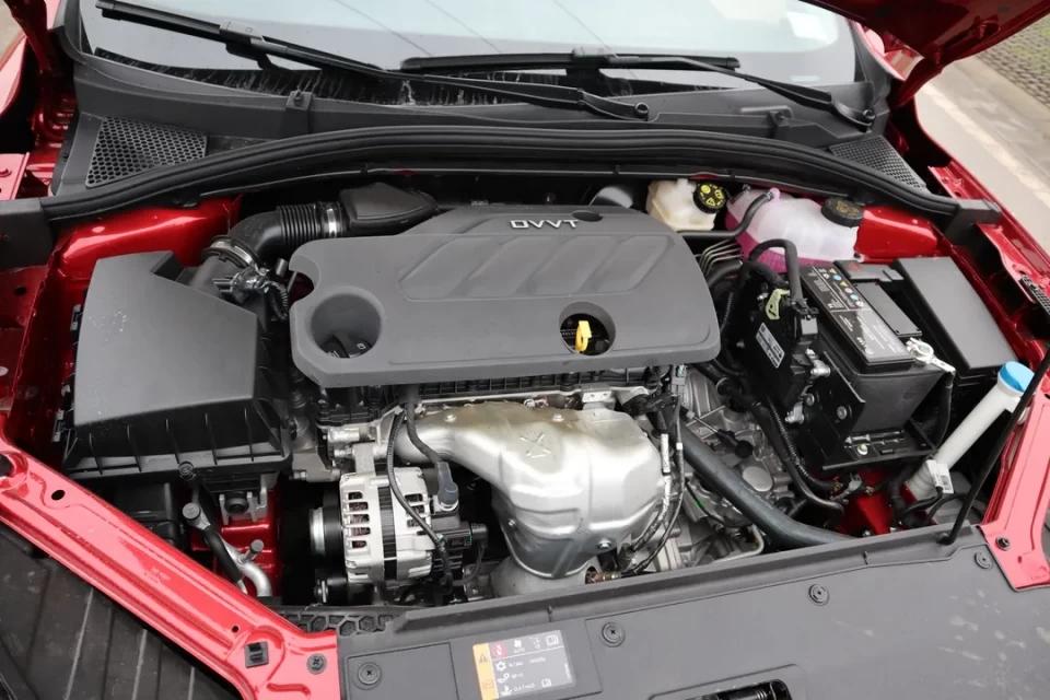 试驾名爵mg5手动挡红色,试驾名爵mg1.5