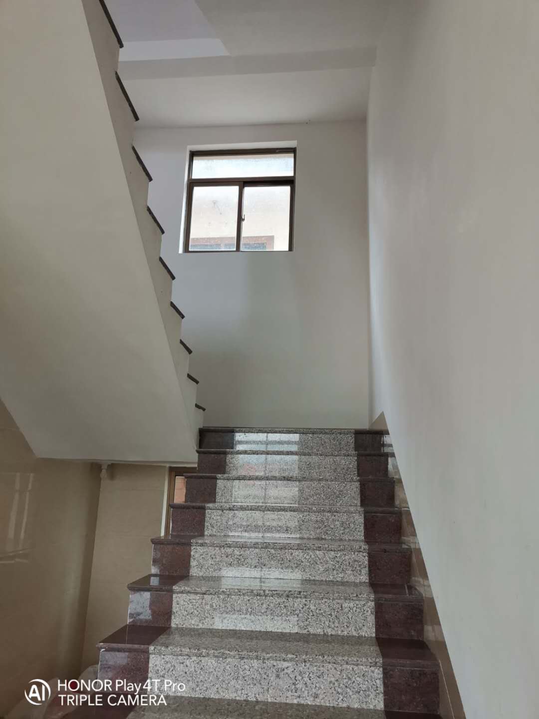 农村自建3000万豪华别墅,农村堂兄弟别墅