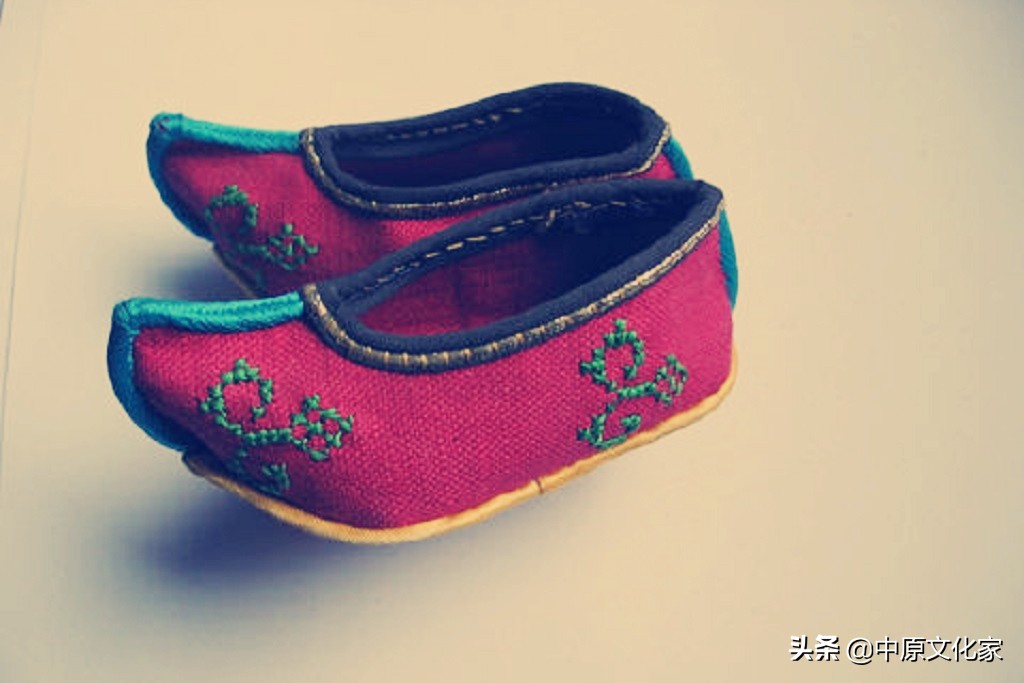 古人穿的鞋子为什么总是翘起来,古人鞋尖向上翘怎么回事