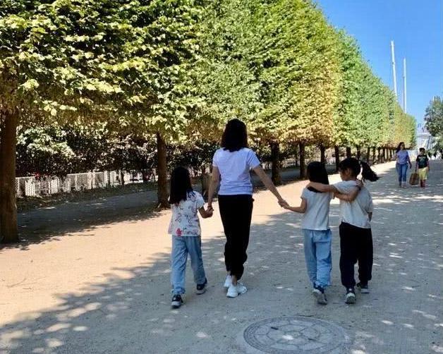 辣妈黎姿身穿白T恤，搭黑色运动裤，气质超惊艳