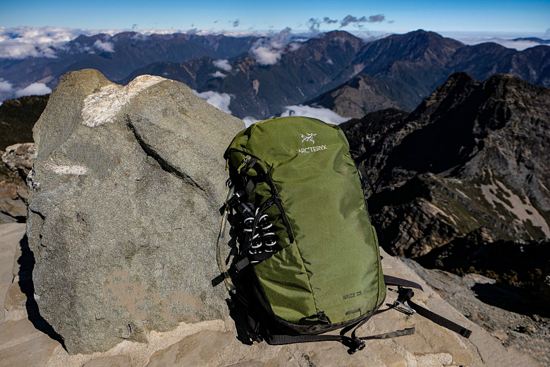 始祖鸟登山背包男款,arcteryx始祖鸟ceriumjacket850和750