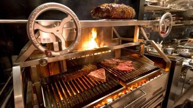 想要吃到温哥华最正宗的火焰炭烤牛排,耶路镇这家店一定是首选