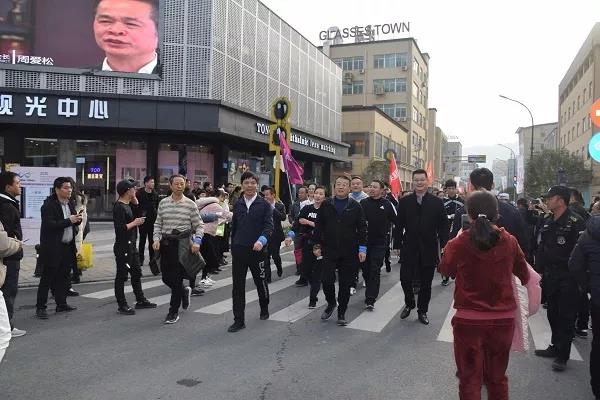 “镜”相绽放聚人气，只争朝夕创品牌