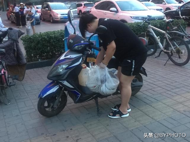 路人排队吃“浆糊”，怪老板却干半年歇半年