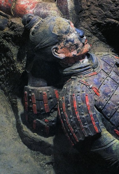 秦陵兵马俑为什么没有兵器 (秦兵马俑为什么不戴头盔)