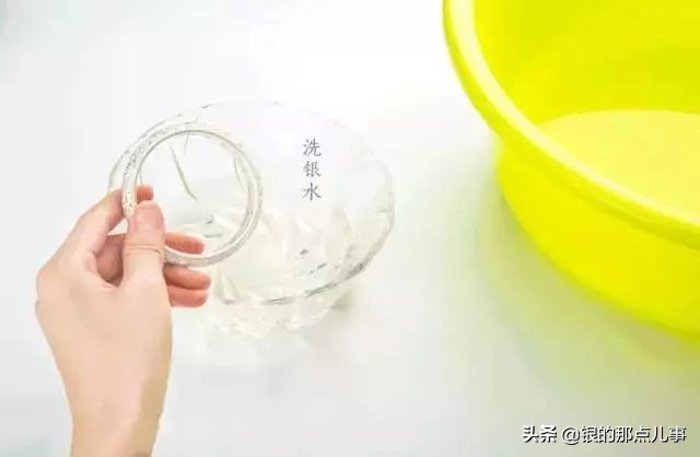 银手镯为什么变黑有的不变色,怎么让发黄变黑的银手镯光亮如新