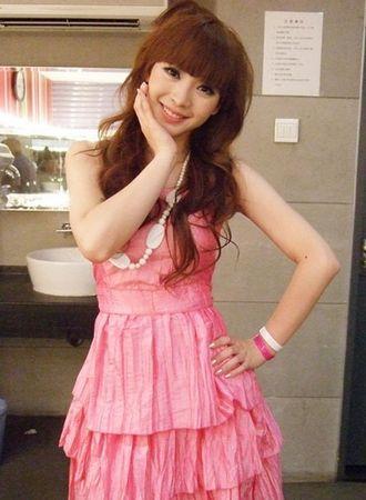 柳岩穿吊带衫,柳岩白色吊带衫