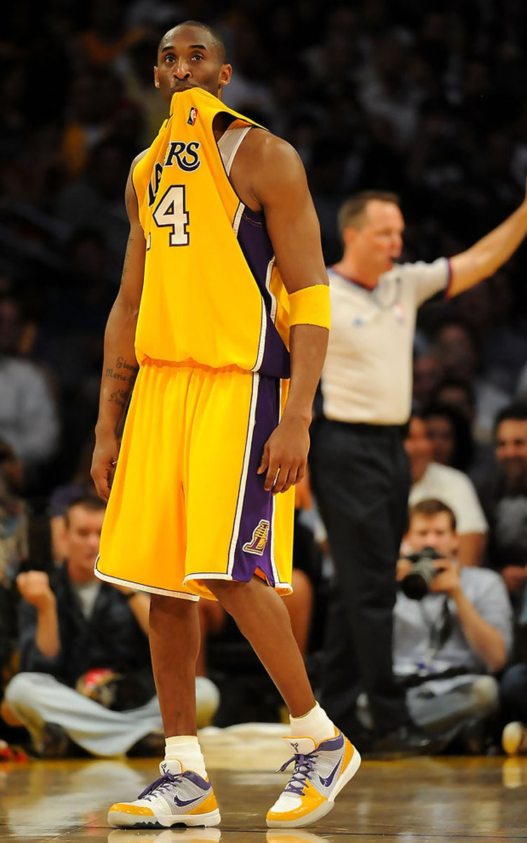 科比zk4季后赛上脚的照片,科比zk4紫金真假对比