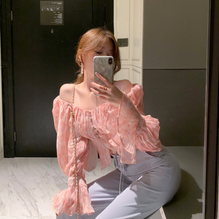 粉色半身裙子搭配粉色上衣好看吗,粉色上衣配咖色裙子好看吗