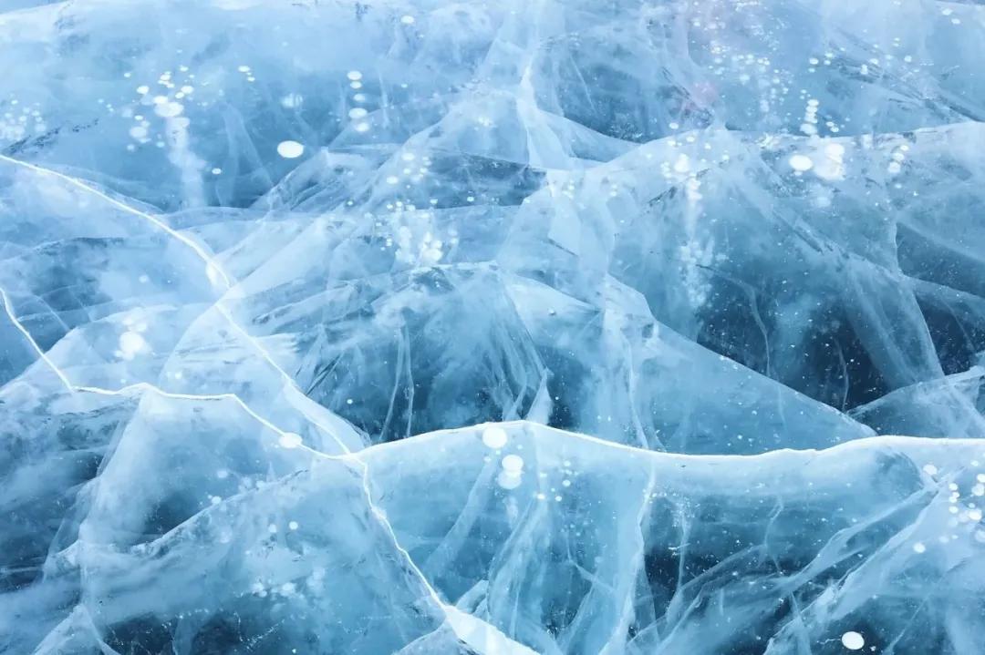 中国人喜欢的瓷器,康熙款青花加彩冰梅纹罐