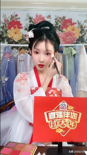 曾穿着汉服打卡过19个国家的古风博主分享:如何穿汉服过中国年