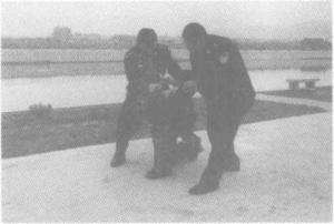 警用防暴棍和匕首警拳,警用防暴橡胶棍杀伤力