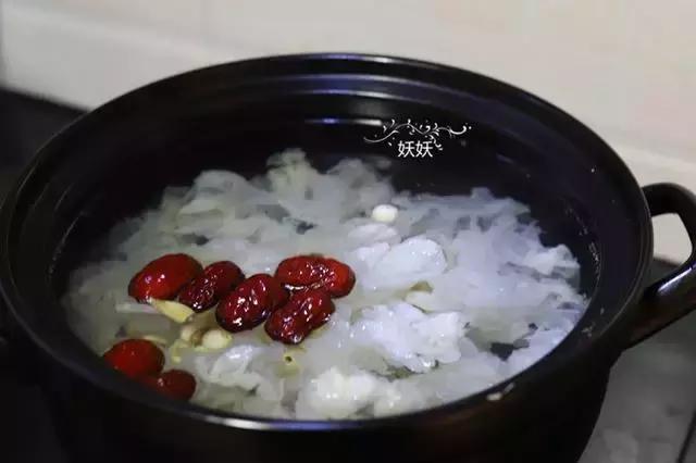 怎样煮银耳汤好喝又不粘稠,如何炖银耳汤才能软糯