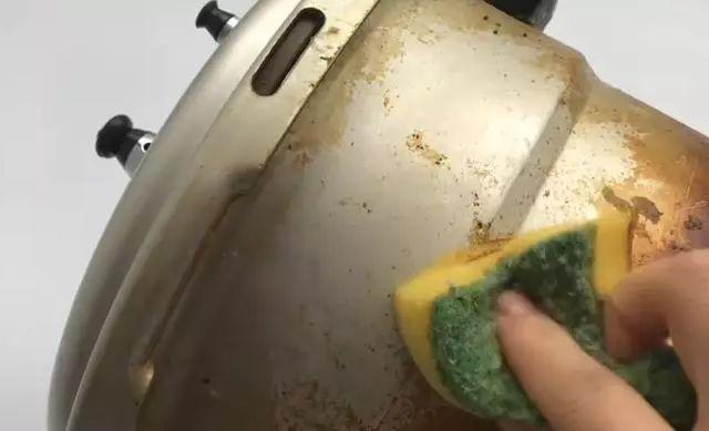 高压锅里面有黑色的污垢怎么办,怎么清理高压锅污垢小妙招