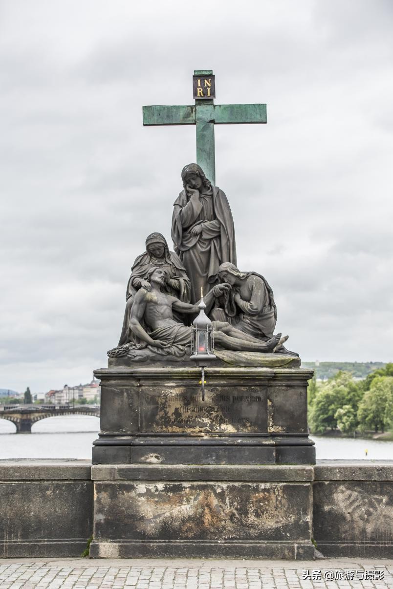 查理大桥雕塑作品介绍 (查理大桥的雕塑)