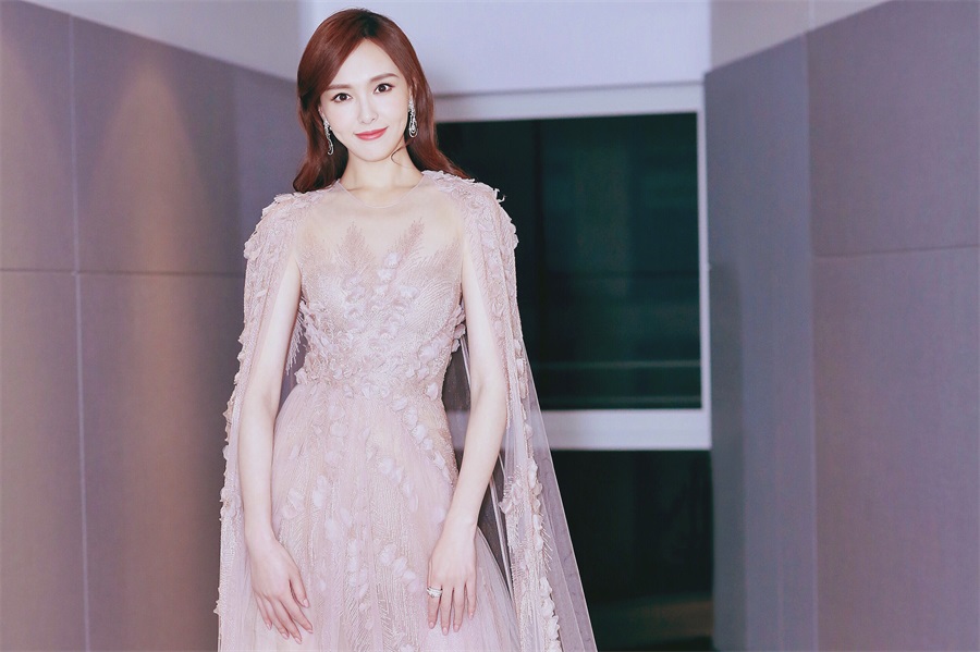 唐嫣粉色西装造型气场全开,难怪35岁的唐嫣穿衣风格惊艳