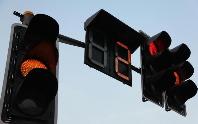 黄灯最后一秒过线，是继续走还是停下来？这样算闯红灯吗？