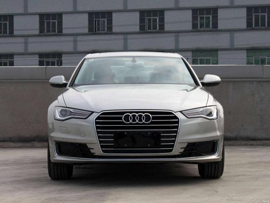 奥迪A6L,搭配3.0T动力,百公里加速仅需6.6秒,油耗9.6L,颜值高