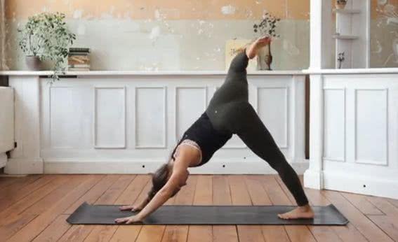 后背疼练习什么瑜伽体式,治疗后背疼痛的瑜伽动作