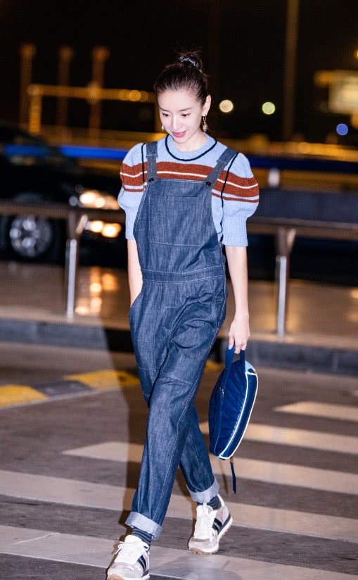 董洁简直了,衬衫非要加两个“灯罩”,竟将手臂衬得跟牙签一样细