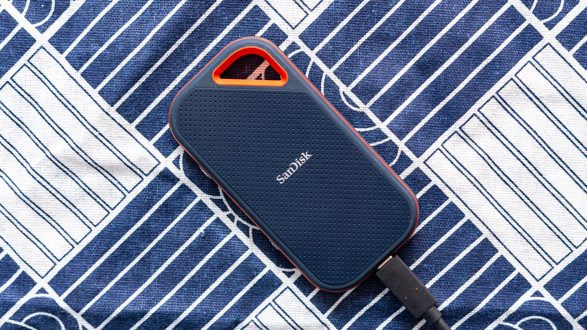 千兆传输速度移动硬盘,闪迪至尊高速固态硬盘4k读写速度