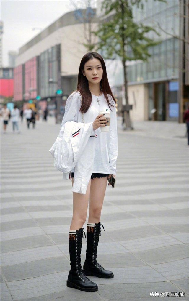 2020秋冬新潮混搭：短裤+长靴，时髦气质高级，上身秒变腿精