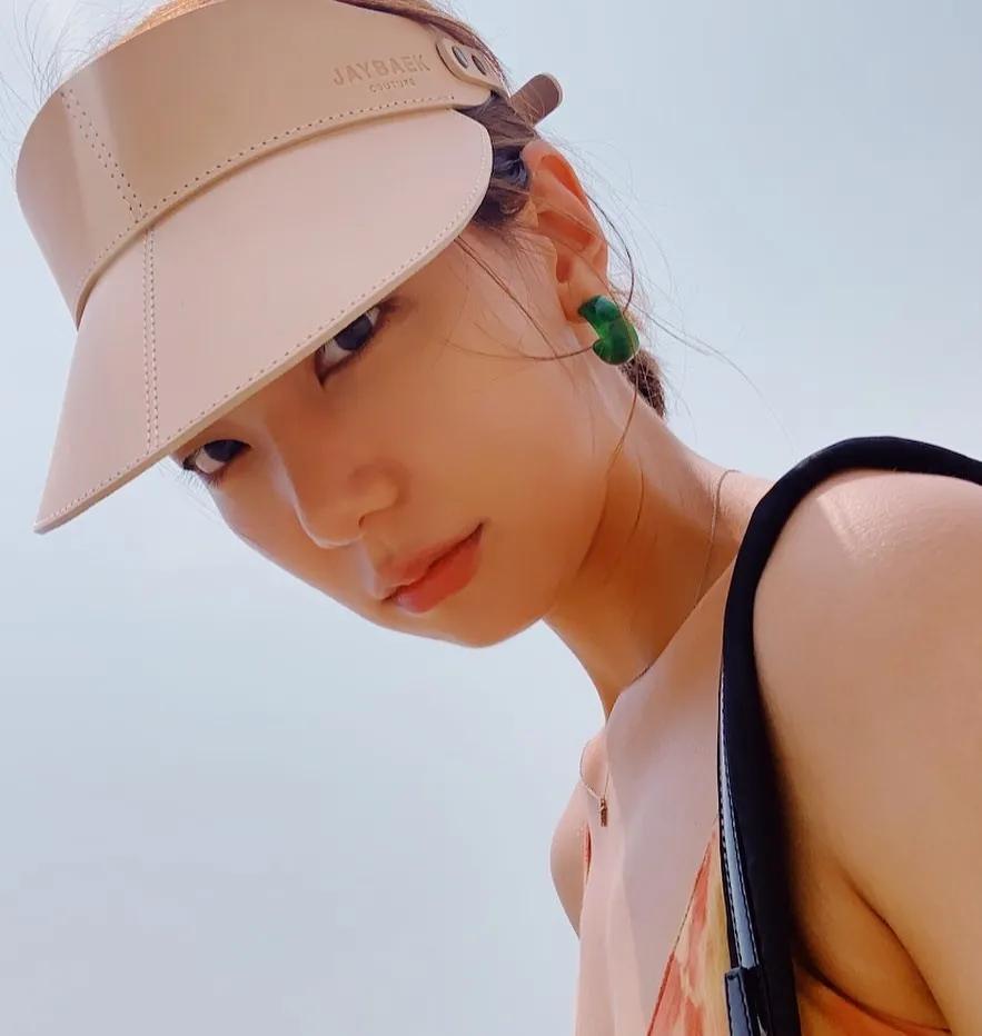 这个被嘲矮的超模火了！一脸硬伤，为啥还被Dior、Prada抢着宠？