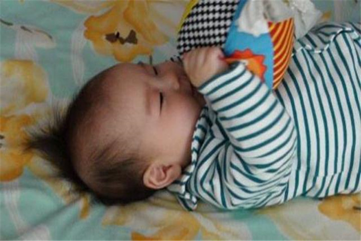 宝宝爱乱啃东西怎么办,宝宝爱乱咬东西