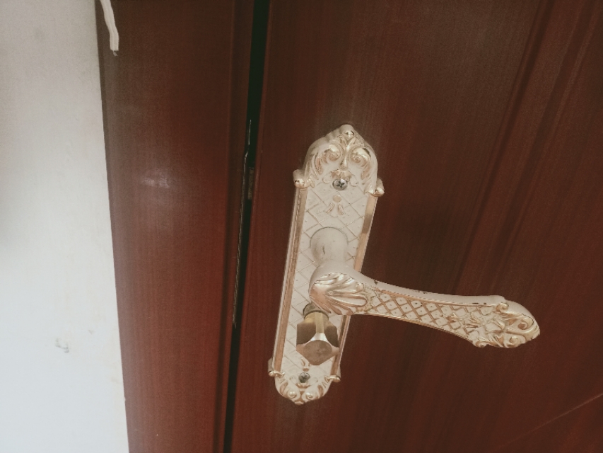 天地轴门扇与门框上下缝隙不一致,门扇靠墙门框和墙的缝隙留多大