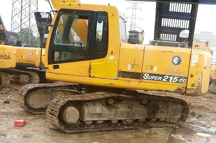 小松200-8挖掘机冒黑烟怎么修,小松220挖掘机热车动作慢怎么解决