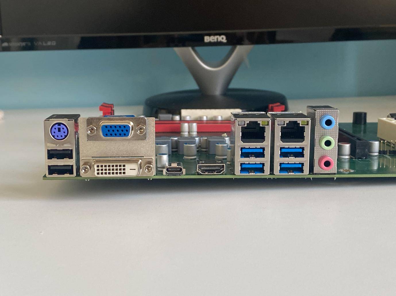 电脑系统是装在主板还是cpu上,电脑换了cpu和主板要重新装系统吗