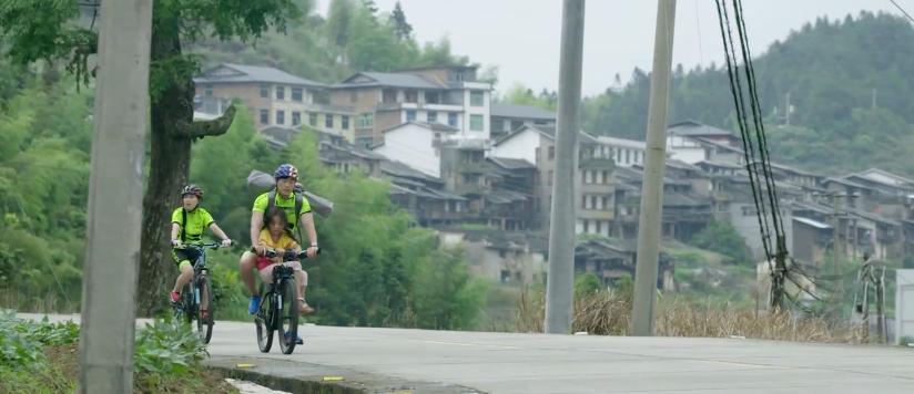 五十岁穷苦老汉24年前收养女弃婴,穷困老汉蹬三轮养了十二年的弃婴